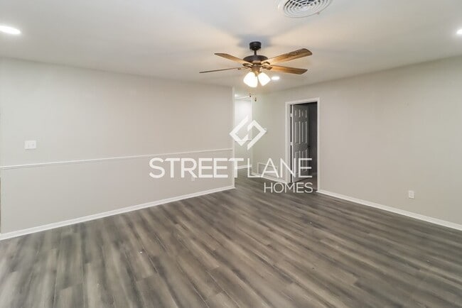 Building Photo - REDUCED!