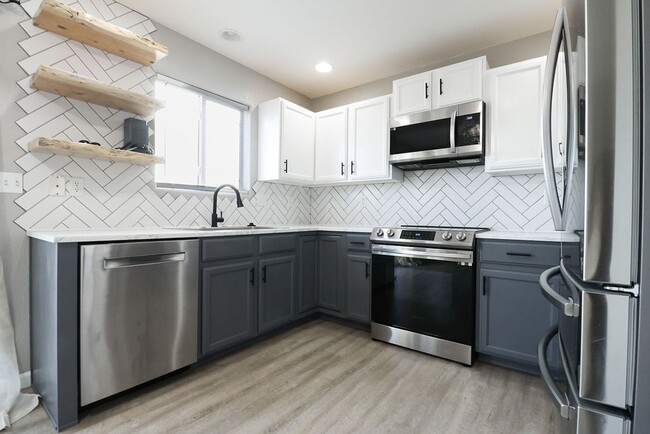 Foto del edificio - Beautifully Renovated Town home in Eaton.