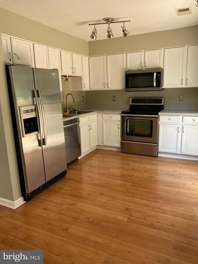 Building Photo - 123 Heathfield Dr