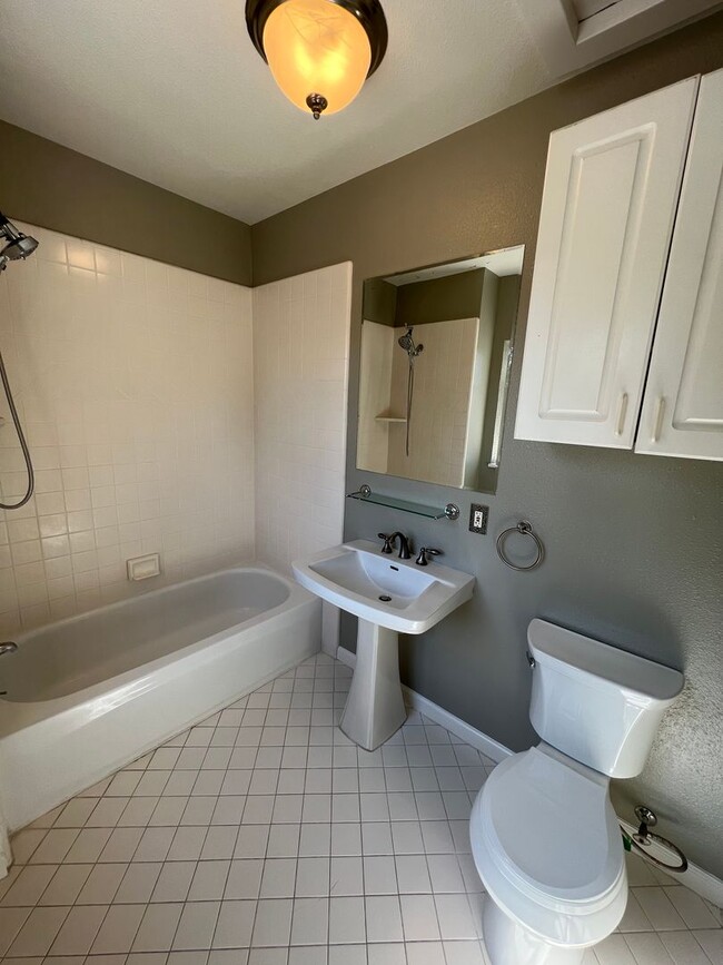 Building Photo - 500 Garden Street - Spacious 3BD/2BA Home ...