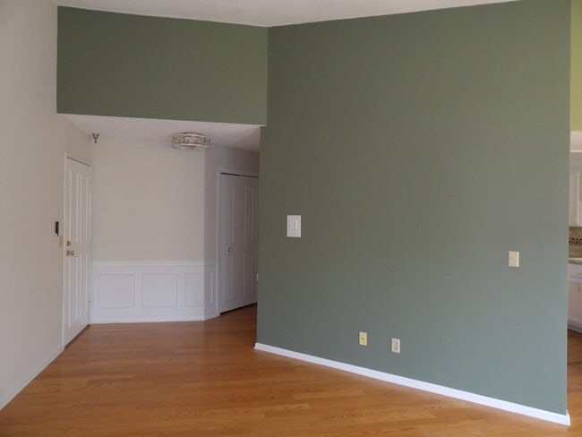Building Photo - 2 Bed | 2 Bath Third Floor Condo