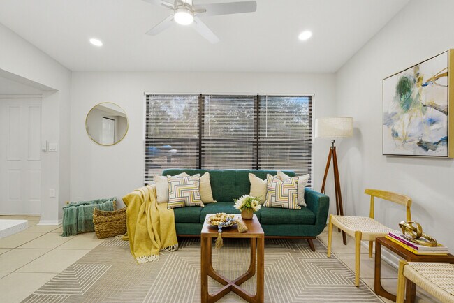 Foto del edificio - 2111 Bourget Dr