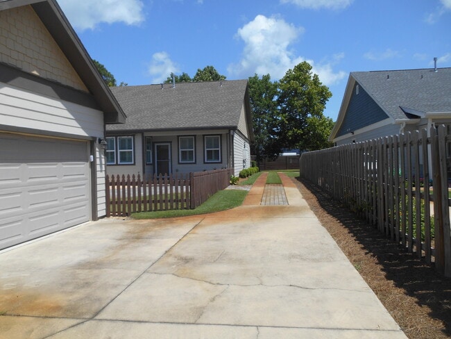 Building Photo - 846 Cannon Ln