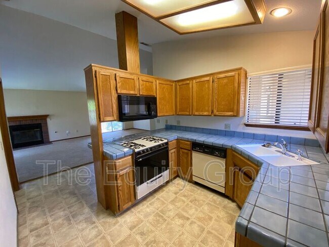 Building Photo - 1348 E Ferguson Ct