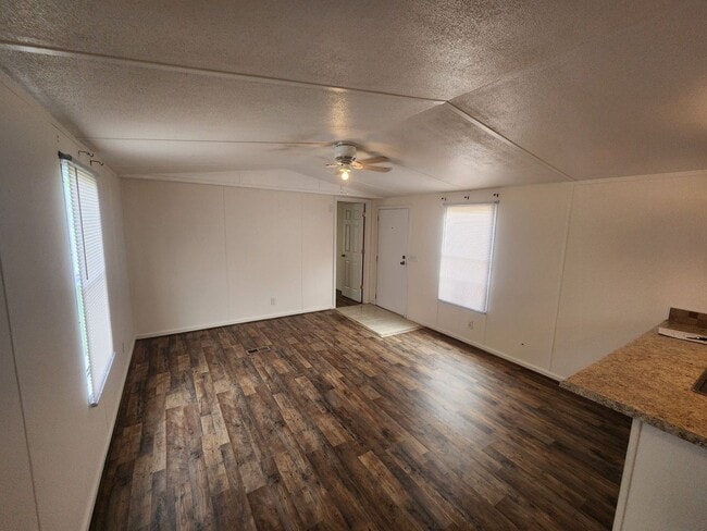 Foto del edificio - 3 bedroom mobile home