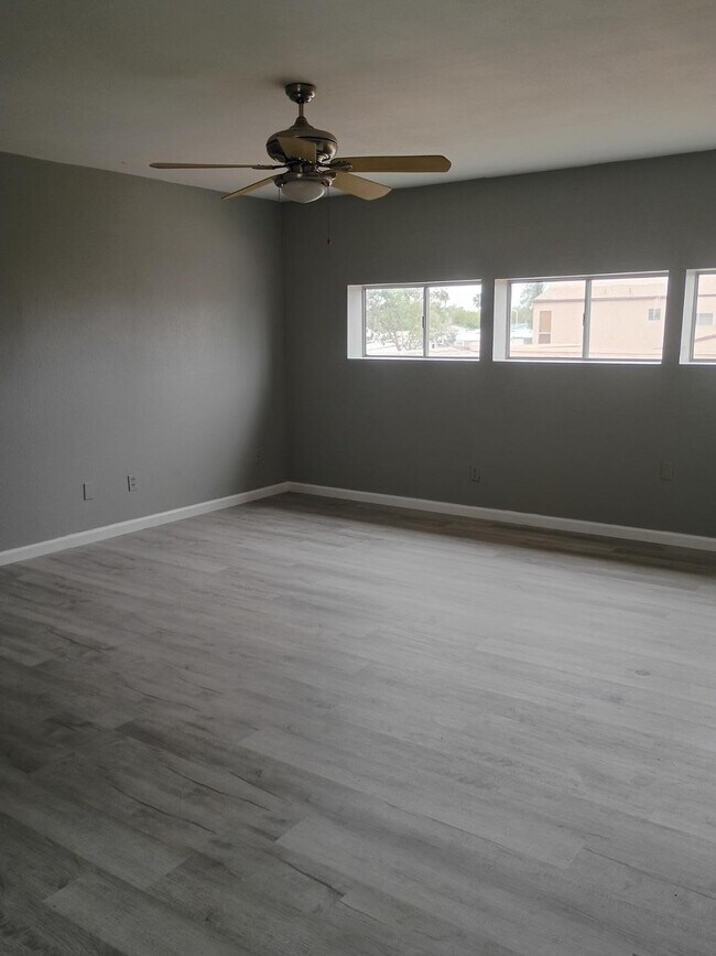 Foto del edificio - 2694 E Oakleaf Dr