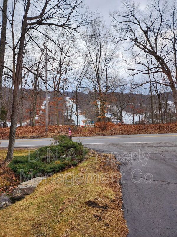 Building Photo - 346 Hollow Rd