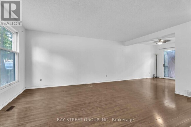 Photo du bâtiment - 1 Ranchwood Crescent
