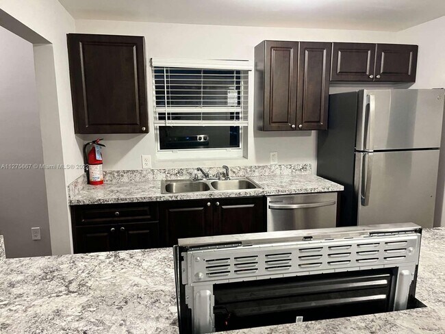 Foto del edificio - 704 SW 81st Ave