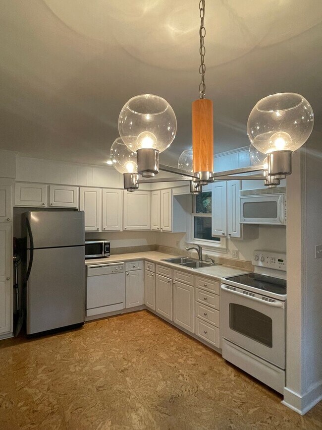 Foto del edificio - Charming West Ashley Bungalow!!!