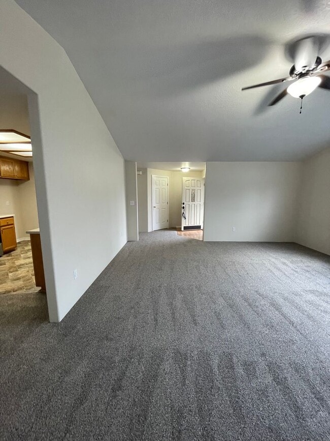 Foto del edificio - ***Processing Applicant***Spacious 3 bedroom, 2 bathroom home- CENTRAL POINT!