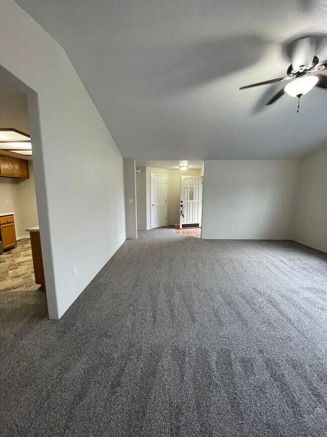 Foto del edificio - Spacious 3 bedroom, 2 bathroom home- CENTRAL POINT!