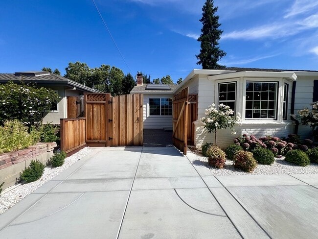 Building Photo - Willow Glen Rental