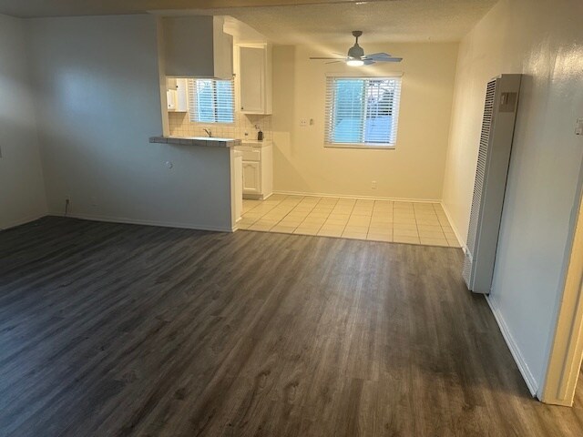 living room, breakfast area, next to kitchen - 5113 Roseland St