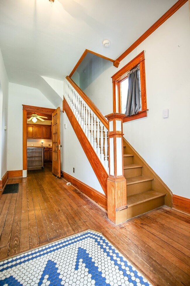 Building Photo - **Perfectly Located 3 bed 1 bath Walking D...