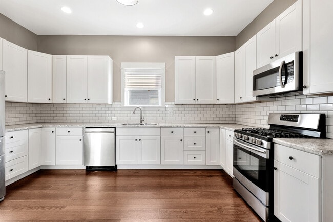 Kitchen - 710 N Oak St