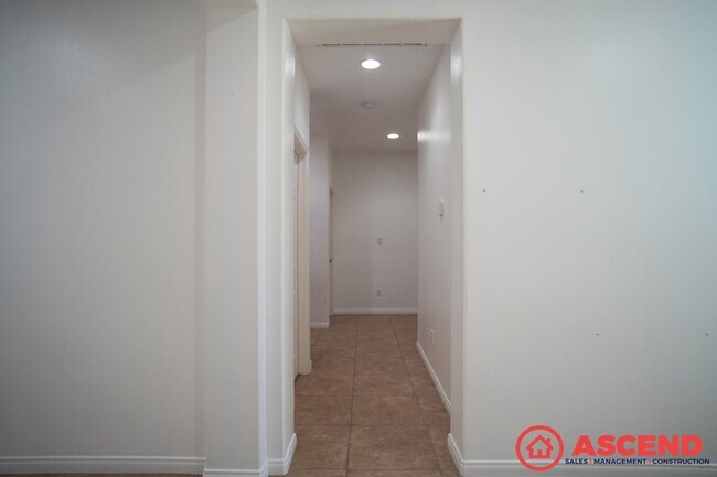 Building Photo - Beautiful 4 Bedroom in Southwest!