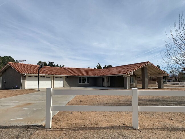 Foto del edificio - Beautiful Desert Knolls Home