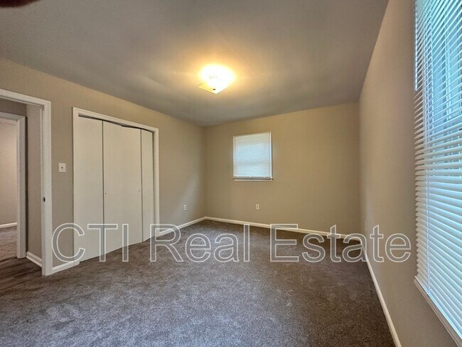 Building Photo - 4720 Old Plantation Dr