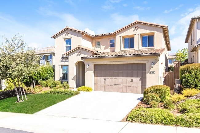 Building Photo - Luxury 5 Bedroom Home in Serrano – Spaciou...