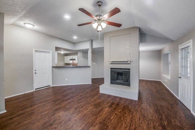 Foto del edificio - AVAILABLE NOW! NICE 3 BEDROOM HOME LOCATED IN ARLINGTON, TEXAS!