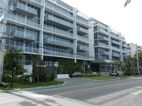 Building Photo - 9940 W Bay Harbor Dr