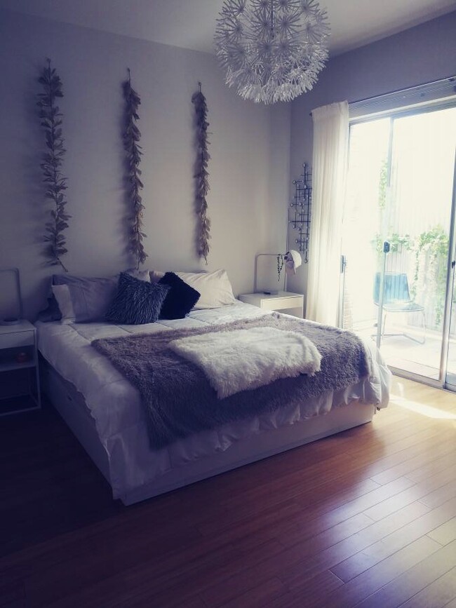 Bedroom/Day - 4601 N Lamar Blvd