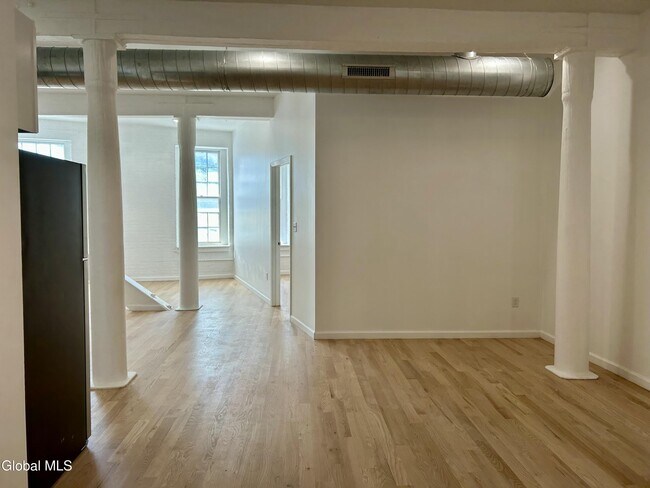 Building Photo - 155 River St