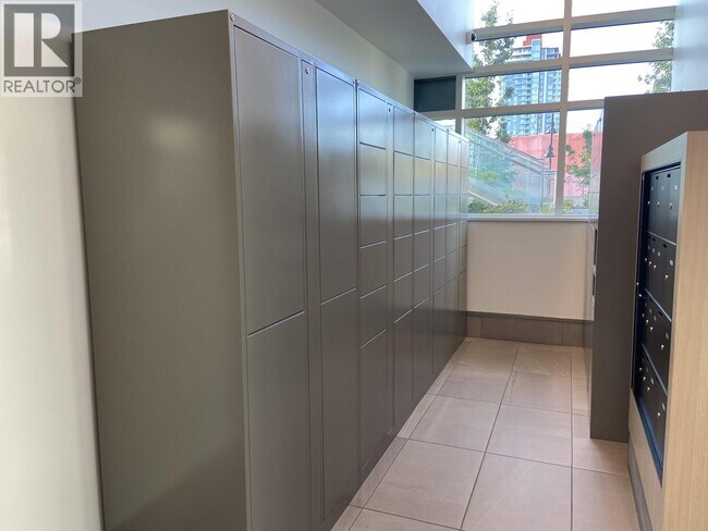 Photo du bâtiment - 652 Whiting Way