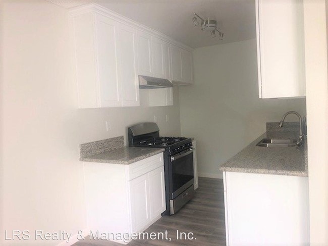 Building Photo - 13825 Vanowen St
