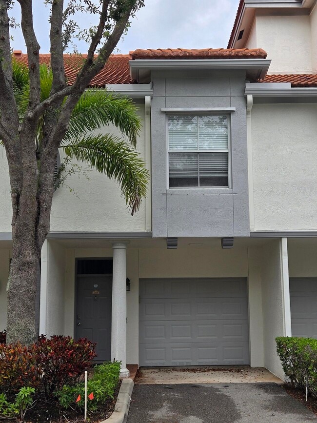 Building Photo - 2050 Alta Meadows Ln