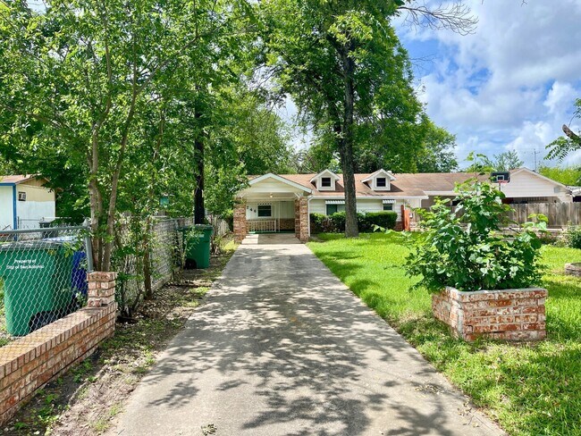 Building Photo - 746 Gulf St, San Antonio, TX 78202 | Home for Rent 78202