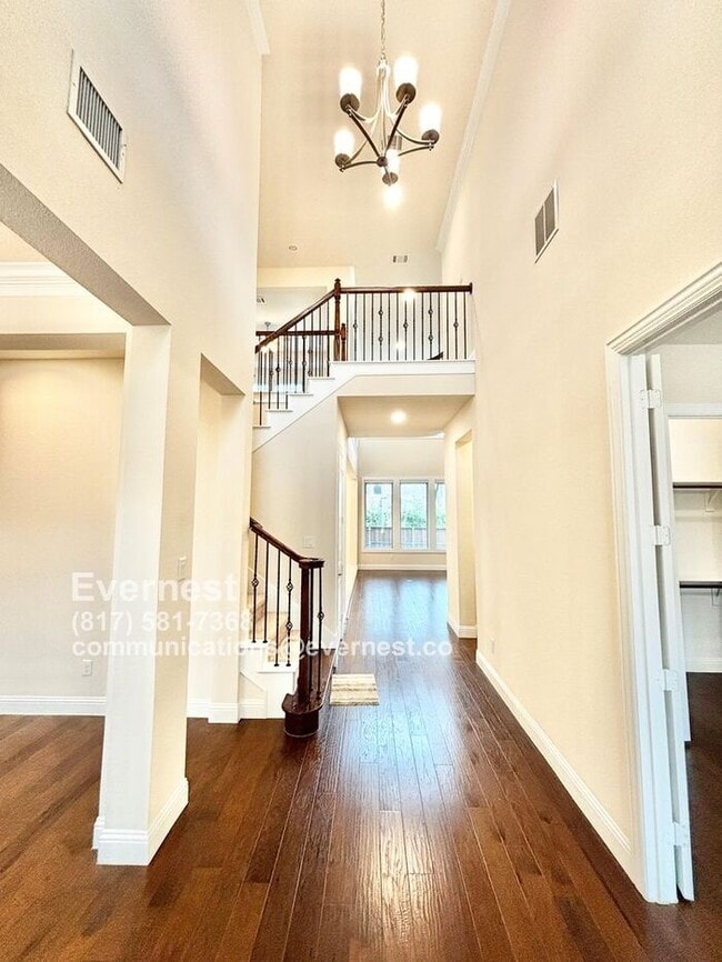 Building Photo - Gorgeous 5-Bedroom Home with Modern Comfor...
