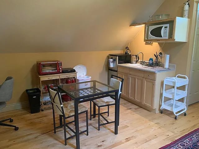 Kitchenette - 1625 W Hays St