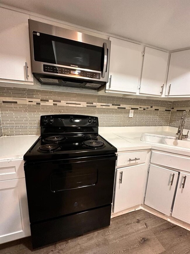Building Photo - 5540 SW 38th Ct