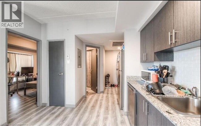 Building Photo - 275 Larch St