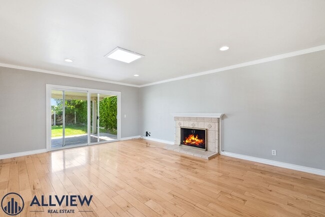 Building Photo - Upgraded 4 Bedroom, 3 Bathroom Home Available