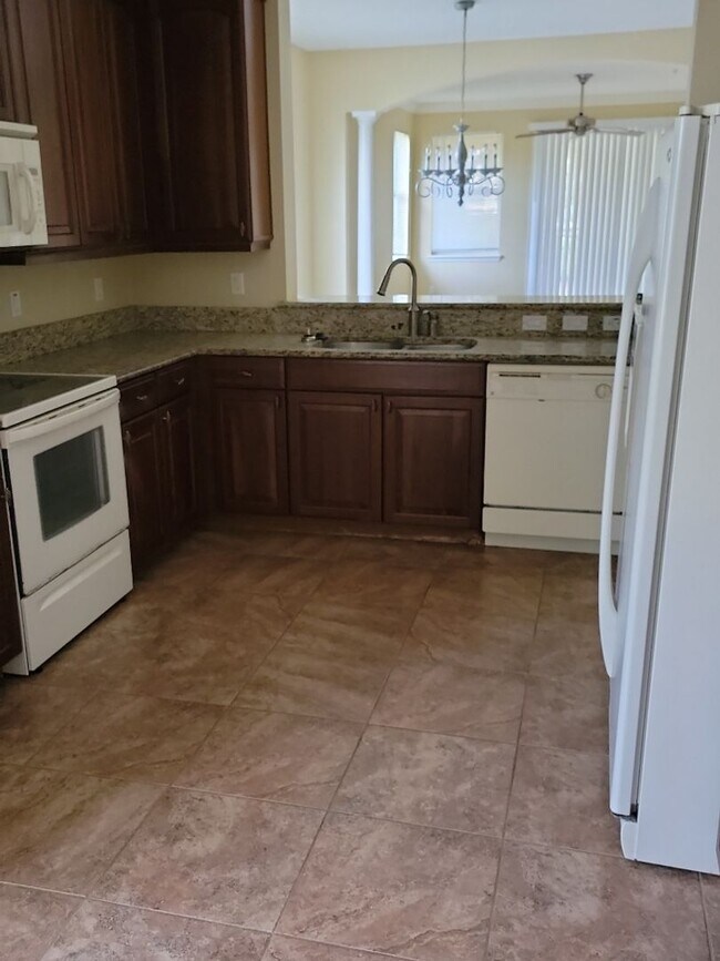 Building Photo - 3 Bedroom / 3 Bathroom - Tidelands
