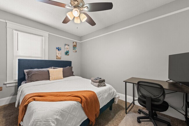 Foto del edificio - 1322 W 69th St