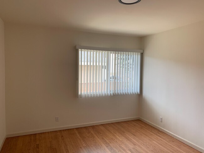 Building Photo - 11626 Menlo Ave
