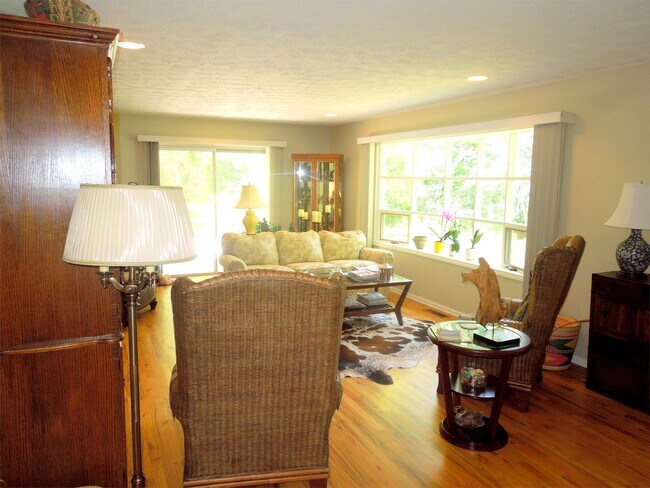 Foto del edificio - 2106 Glenheath Dr