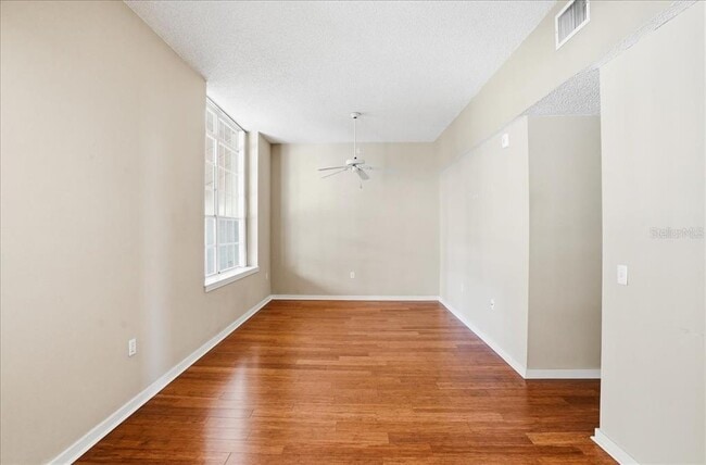 Building Photo - 701 Mirror Lake Dr N