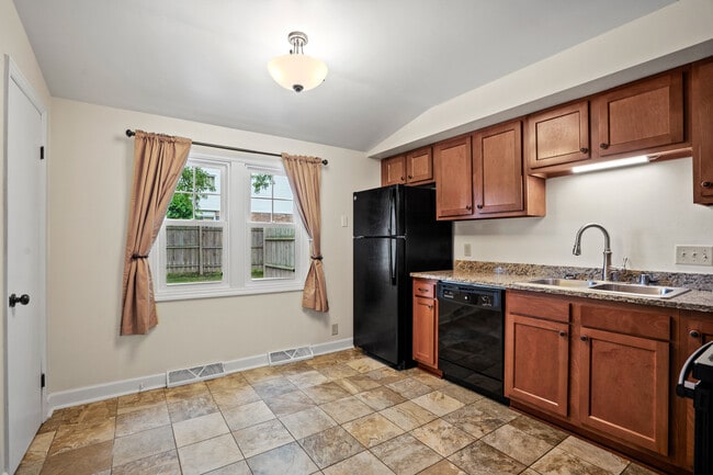 Building Photo - 853 Thackeray Trl