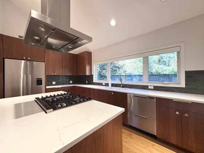 Building Photo - Immaculate 3 Bed 4 Bath Mid-Century Home i...