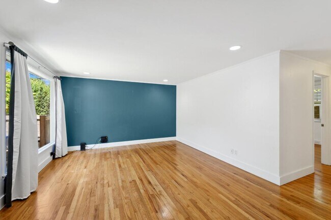 Foto del edificio - Spacious 2-level 3 Bdrm/ 2 Ba Beacon Hill ...
