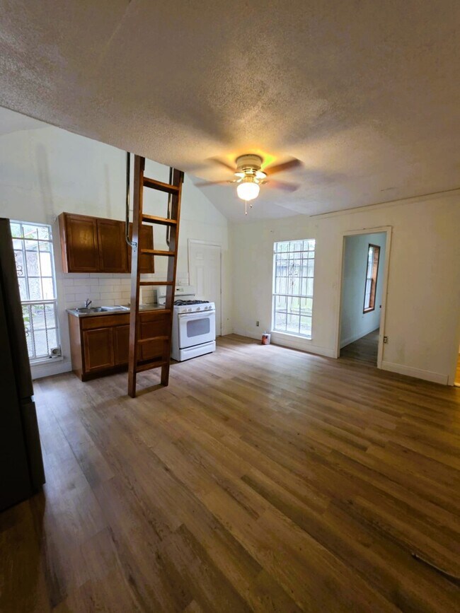 Foto del edificio - 6219 Saxon Dr