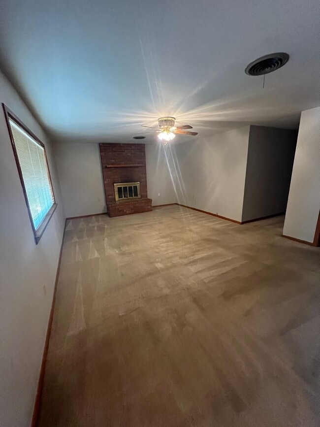 Building Photo - Large 3 bed 2 bath home