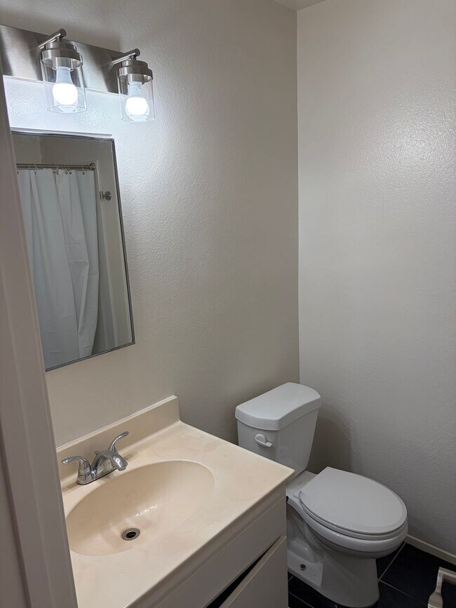Foto del edificio - 3-Bed, 2-Bath Townhome in University City!