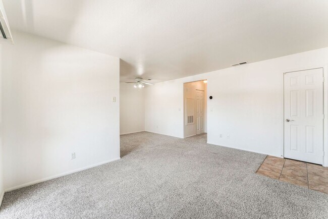 Foto del edificio - Charming Condo with new carpet & paint, lo...