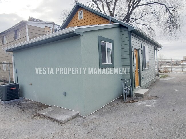 Foto del edificio - 2028 Ogden Ave